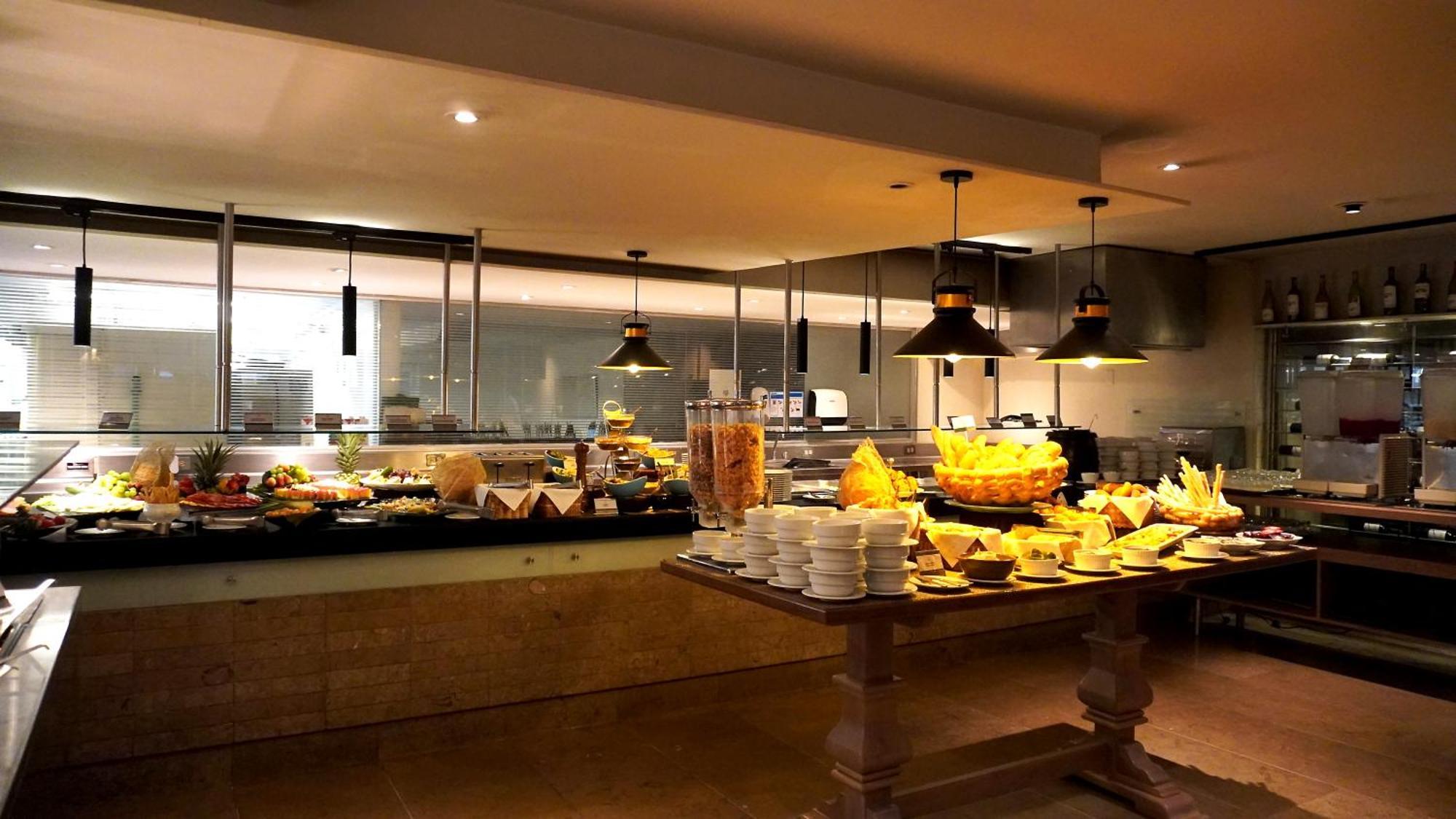 Bogota Plaza Hotel Bagian luar foto The buffet at the restaurant