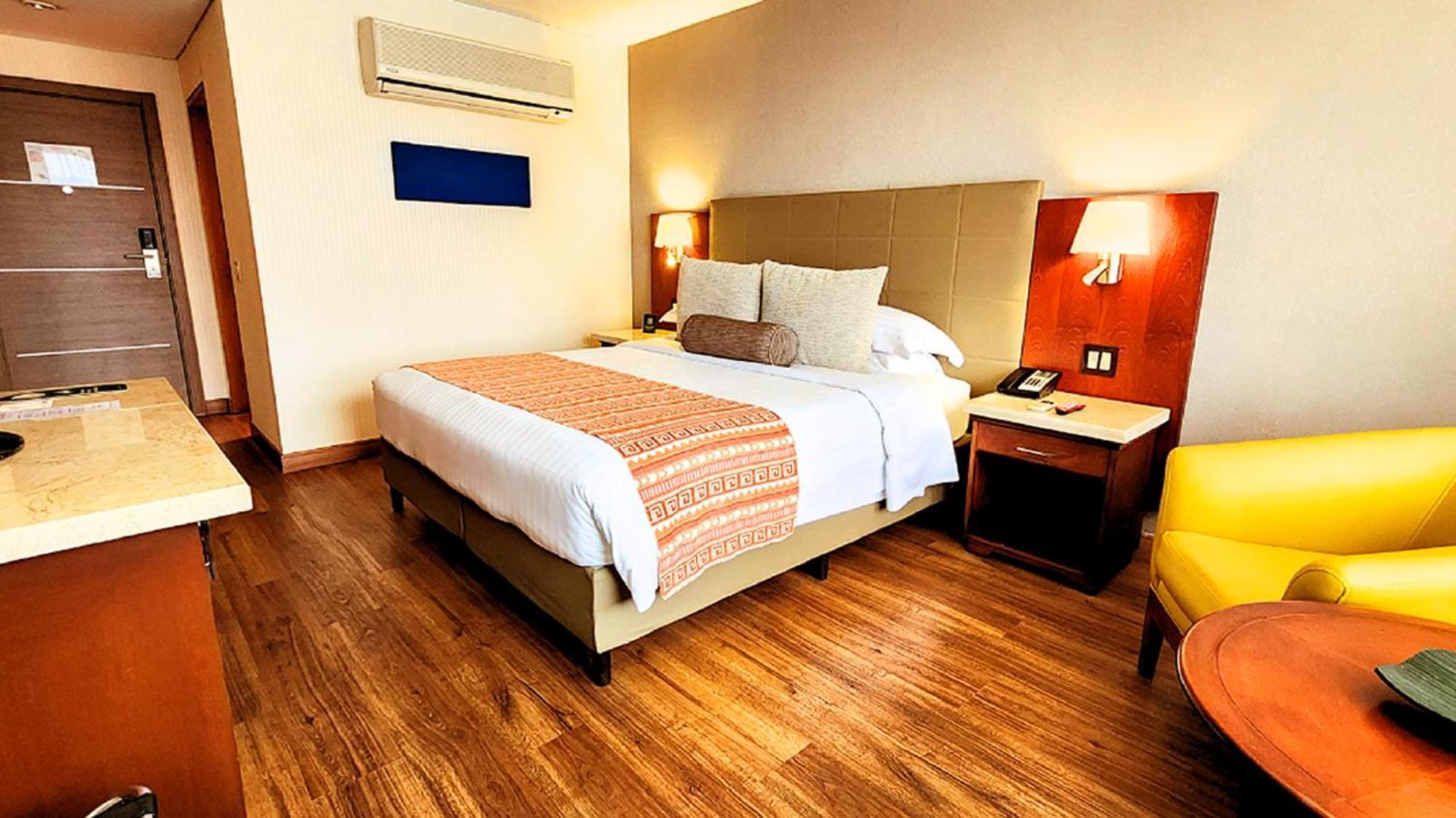 Bogota Plaza Hotel Bagian luar foto A room at the hotel