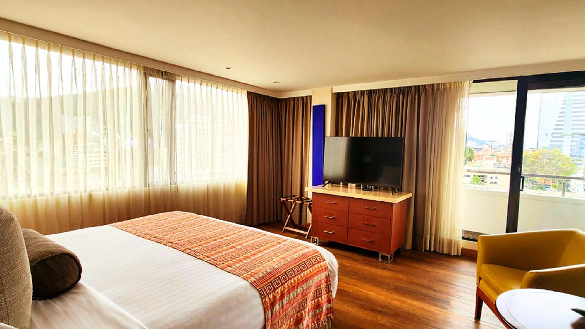 Bogota Plaza Hotel Bagian luar foto A bedroom at the hotel