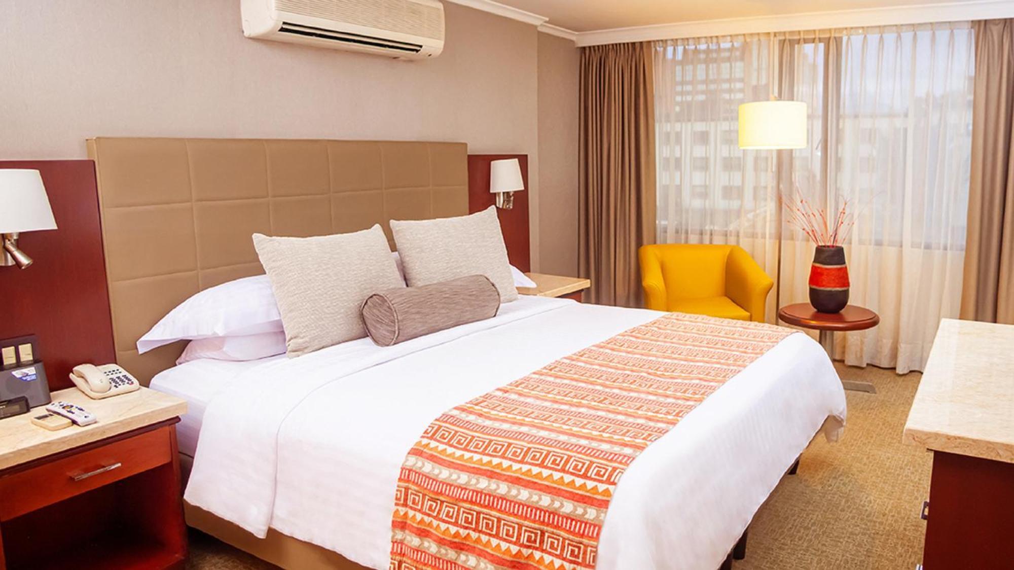 Bogota Plaza Hotel Bagian luar foto A room at the hotel