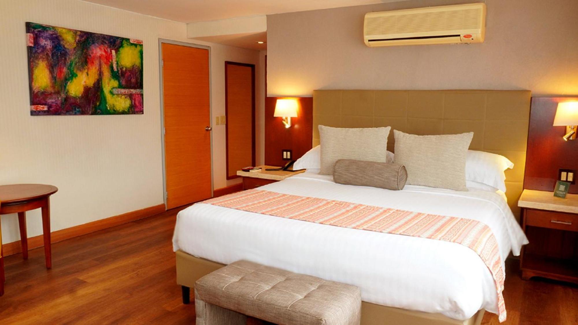 Bogota Plaza Hotel Bagian luar foto A room at the hotel