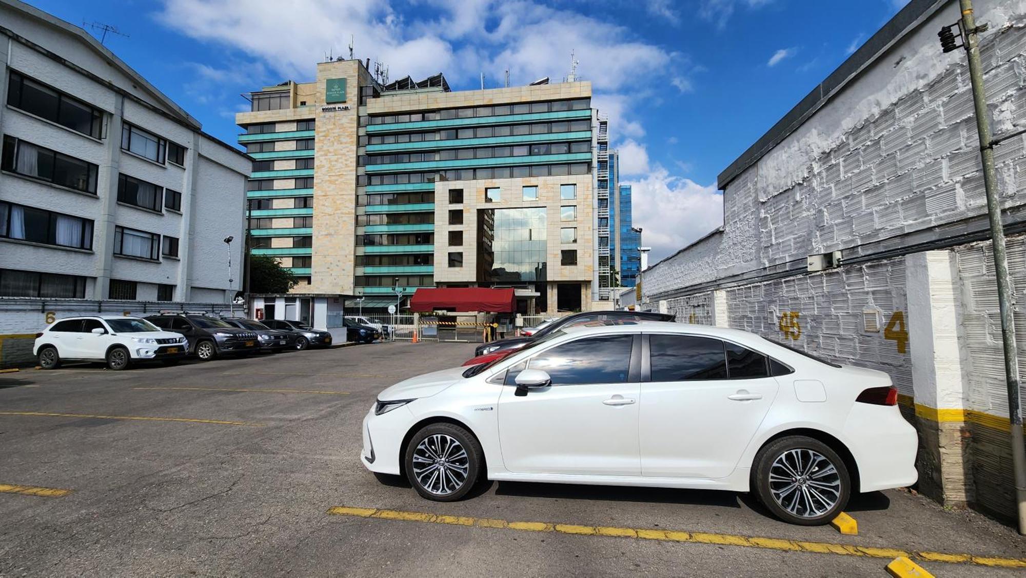 Bogota Plaza Hotel Bagian luar foto Toyota Corolla Sedan